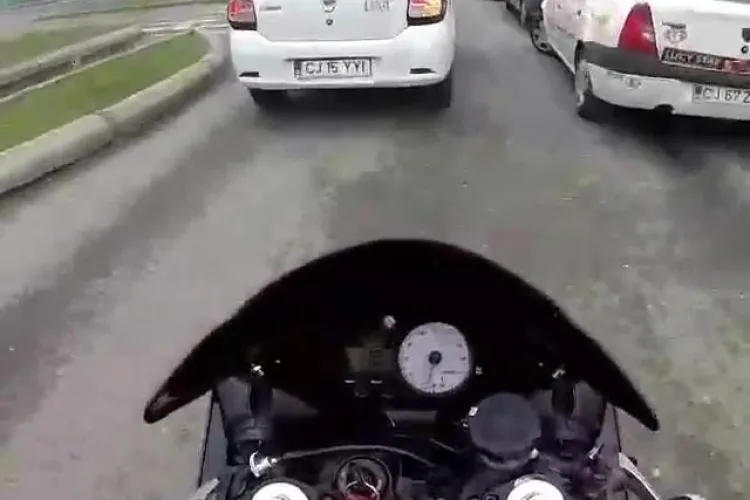 EPIC! Cum vorbește un motociclist cu o taximetristă la VIVO Cluj - ATENȚIE LA LIMBAJ - VIDEO