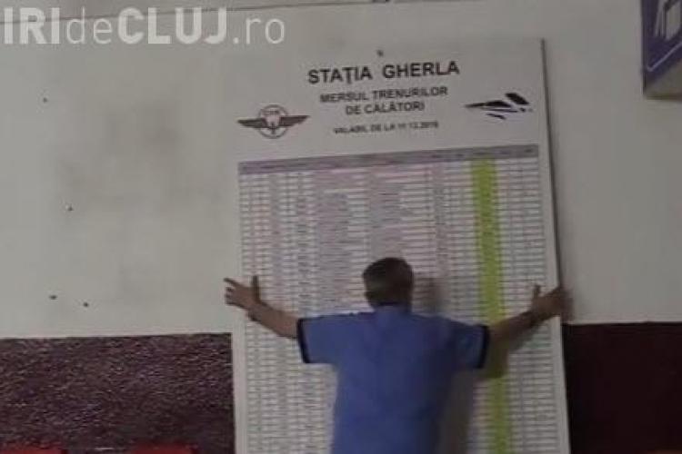 Un suporter U Cluj prea ”înfocat” a rupt cu pumnul tabloul cu mersul trenurilor - VIDEO
