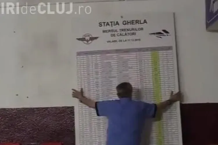 Un suporter U Cluj prea ”înfocat” a rupt cu pumnul tabloul cu mersul trenurilor - VIDEO