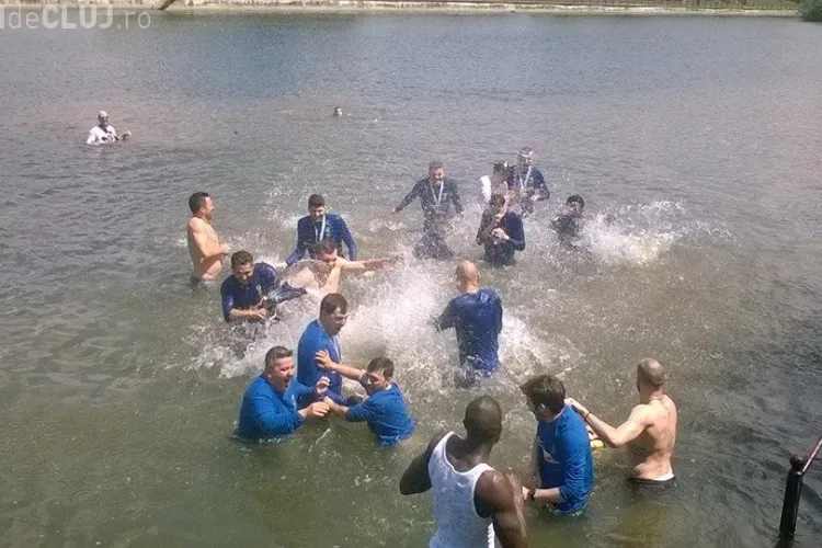Conform tradiției, campioana U-BT Cluj-Napoca a făcut baie în Someș - FOTO