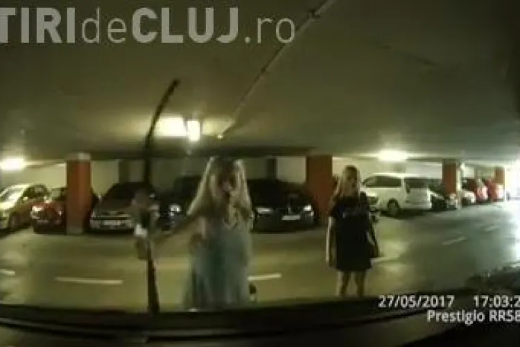 Parcarea Primăriei Cluj-Napoca! O blondă s-a răzbunat pentru că nu știa să scoată mașina din parcare - VIDEO