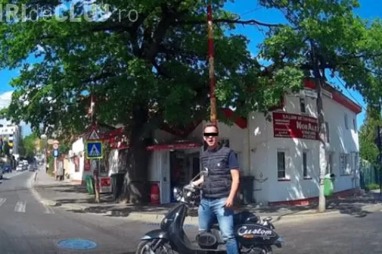 Cluj-Napoca: Cu telefonul în mană, pe scuter, nu dă prioritate în sensul giratoriu și face și SCANDAL- VIDEO
