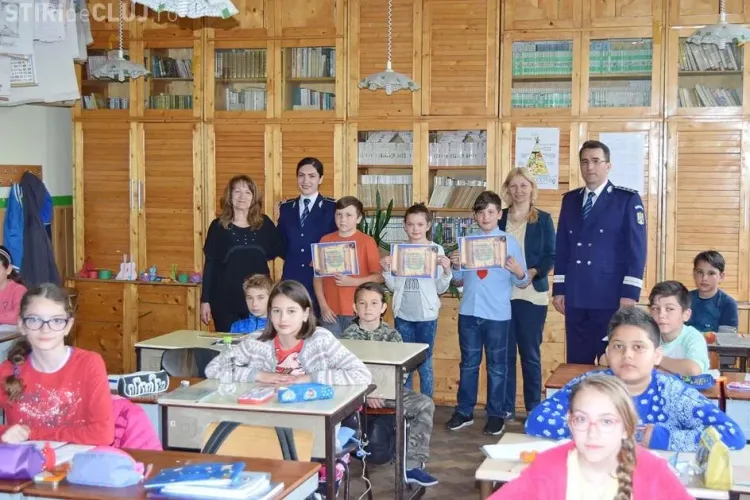 CLUJ: Elevi cu spirit civic, premiați de polițiști. Au găsit bani pe jos și i-au predat oamenilor legii FOTO