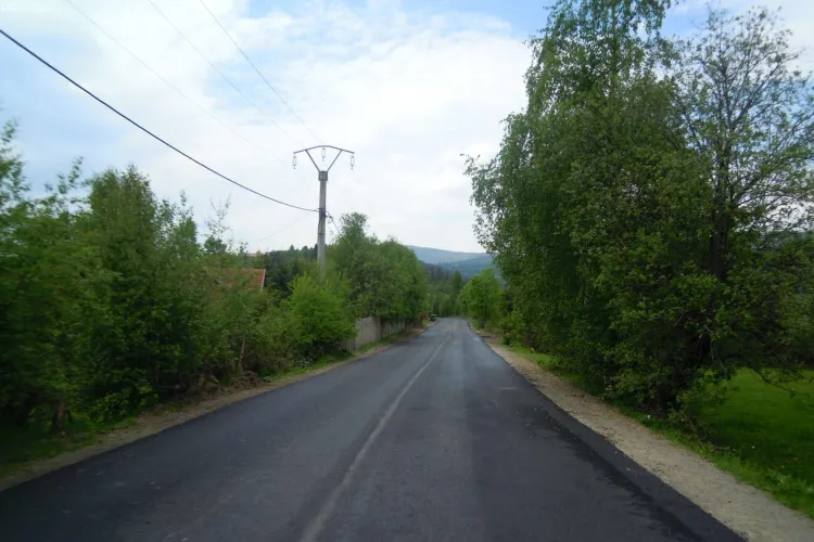 S-au terminat lucrările de asfaltare pe drumul Baisoara - Statiunea Muntele Baisorii - FOTO