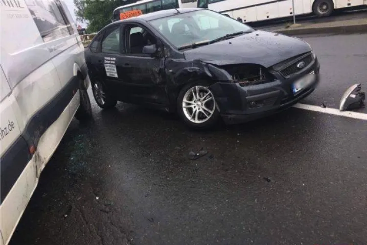 CLUJ: Accident cu trei mașini, dintre care una de școală de șoferi, în centrul Dejului. O persoană a ajuns la spital FOTO