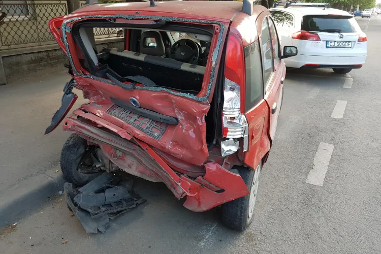 Șoferii de pe Brâncuși se tem să își lase mașinile parcate pe stradă. Un BMW a spulberat 2 mașini - VIDEO