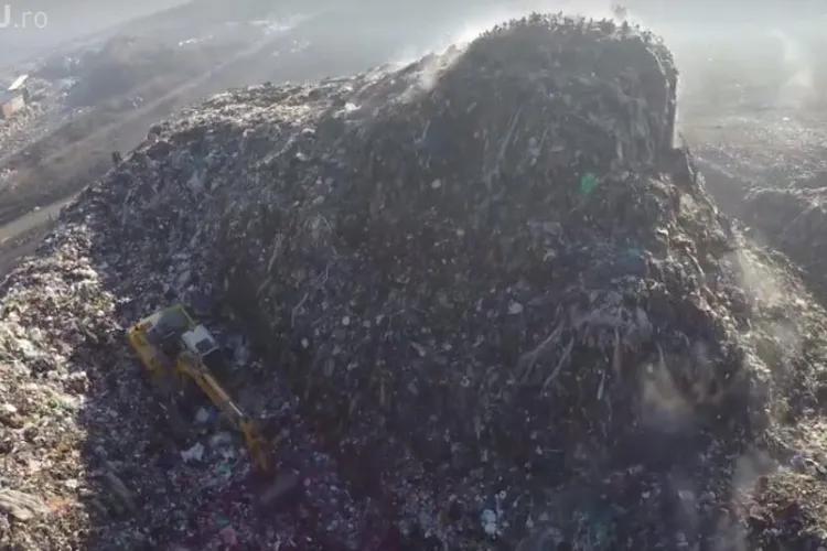 MUNTELE de gunoaie de la Dezmir se vede din avioanele care aterizează la Cluj - VIDEO