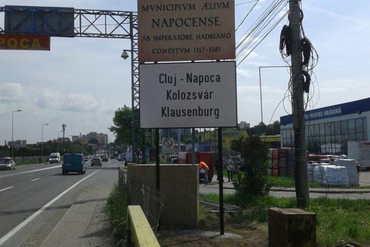 Plăcuțele trilingve sunt amplasate la intrare în Cluj-Napoca - FOTO