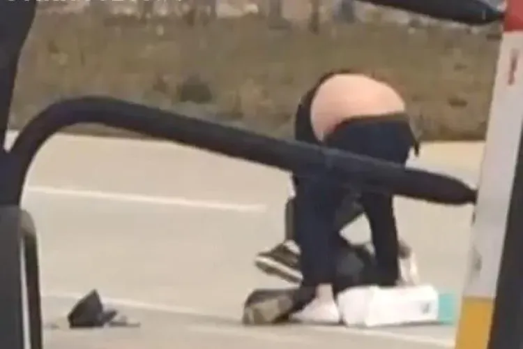 Scandal în toată regula pe o pistă de aeroport. Un cuplu s-a luat la bătaie înainte de a urca în avion VIDEO