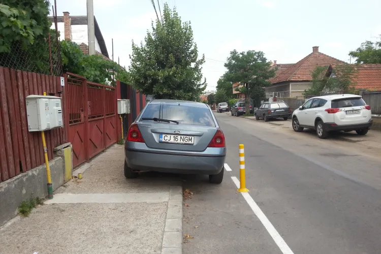 Primăria Cluj-Napoca declară război șoferilor care își țin mașinile în fața casei și curtea goală