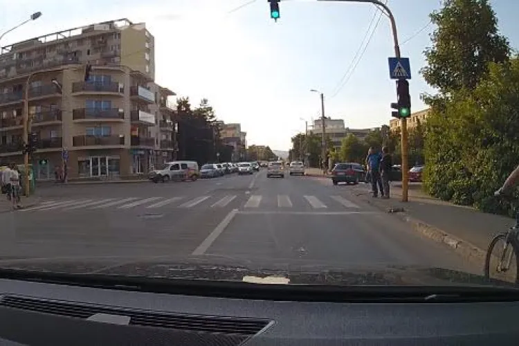 Cluj-Napoca: Biciclist vorbind la telefon, aproape de a fi lovit de o mașină. Cine e de vină? - VIDEO