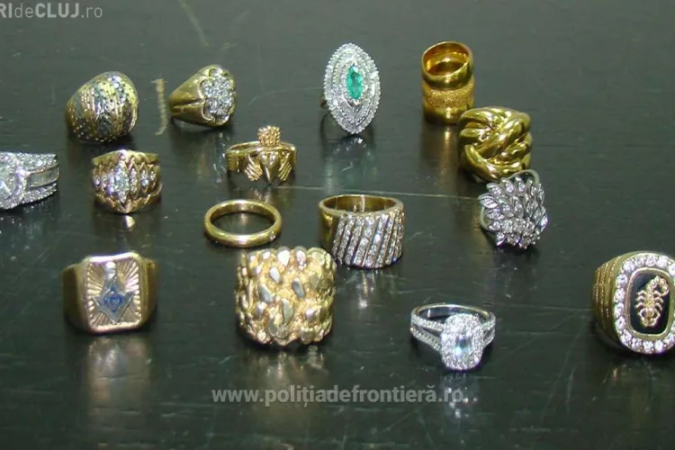 Bărbat prins pe Aeroportul Cluj în timp ce încerca să introducă ilegal în țară peste 1,3 kg de aur. Cum ascundea bijuteriile FOTO
