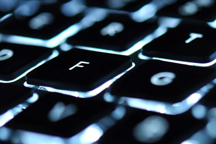 Un român care şi-a ”vândut” soţia pe Internet a fost arestat