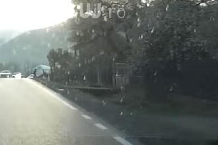 Viteza poate ucide! Un șofer aproape s-a răsturnat cu duba, din cauza neadaptării vitezei la drum VIDEO