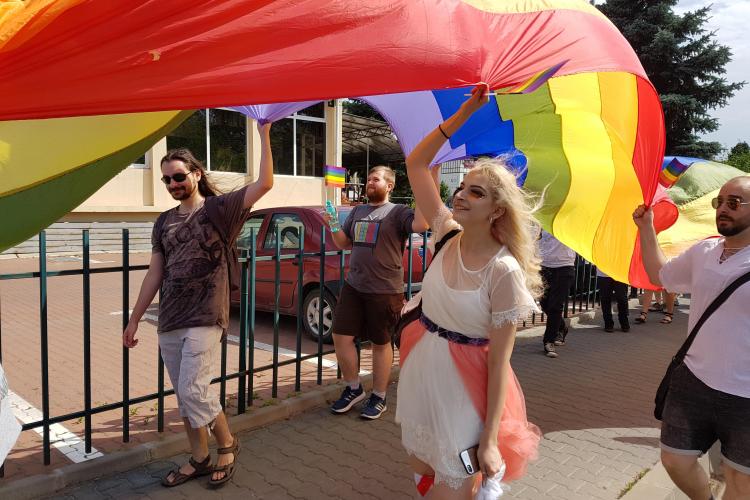 MARȘ GAY la Cluj! 1.000 de oameni au luat parte: În drum spre casă să aveți grijă să nu vă bată cineva - FOTO