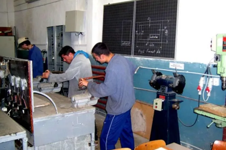 A fost adoptată Legea uceniciei. Câți bani primesc firmele dacă instruiesc ucenici