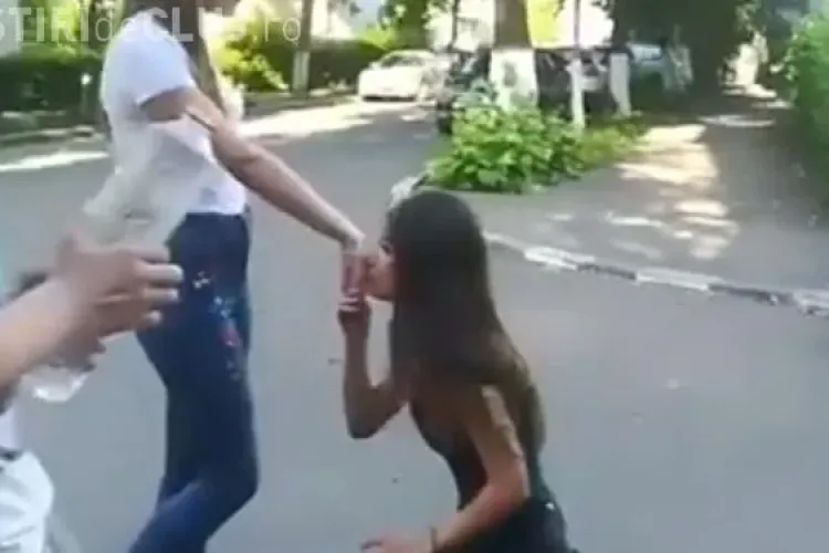 Elevă din Ploiesti, batuta si umilita de doua colege - VIDEO