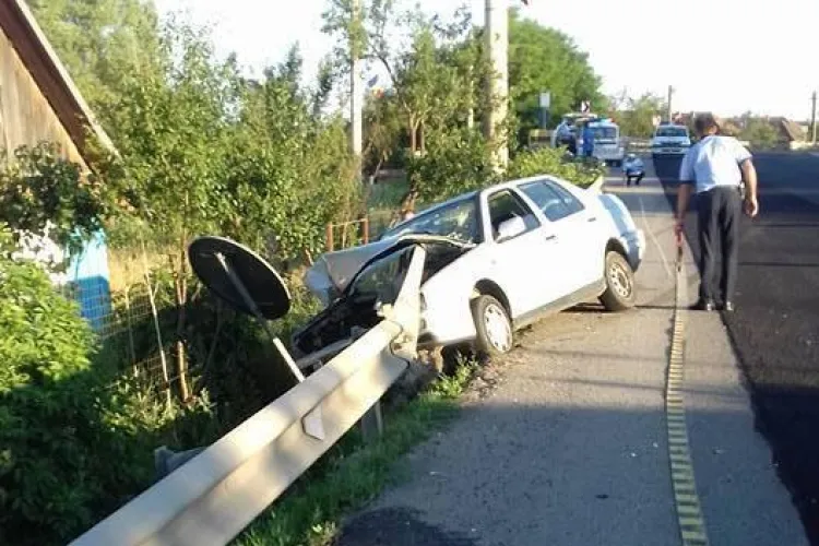 CLUJ: Neatenția și oboseala la volan pot cauza victime! Un șofer a intrat cu mașina într-un parapet FOTO