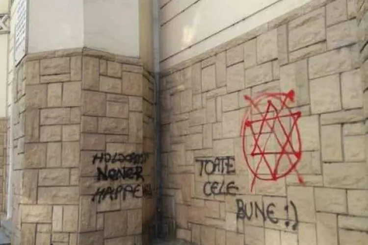 Cluj: Pe Sinagoga din Cluj au apărut inscripții antisemite: ”Holocaust never happened”