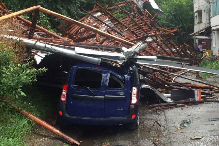 Furtună în Cluj! Vântul a rupt copaci și a distrus mașini - FOTO