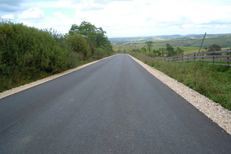 A fost asfaltat drumul spre Răchiţele. Se deschide accesul spre Cascada ”Vălul Miresei”