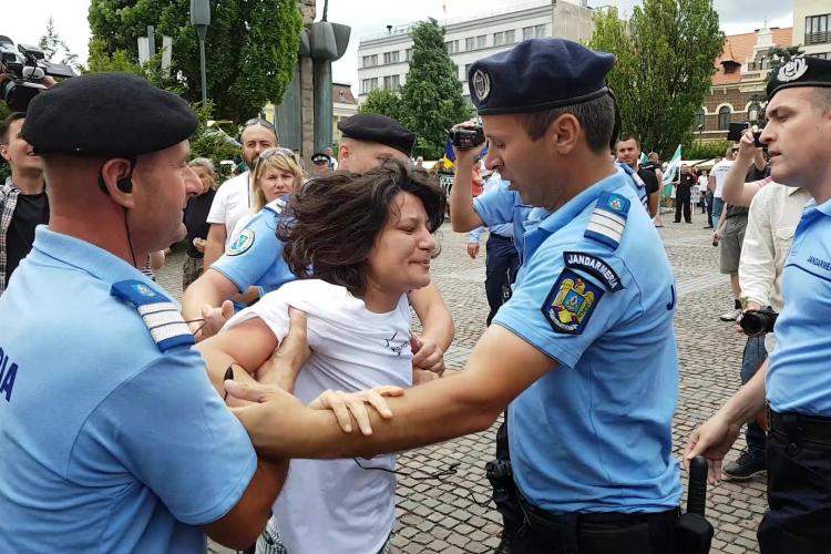 Cluj: Actrița Oana Mardare, agresată de jandarmi la mitingul ANTI gay, organizat de Noua Dreaptă - VIDEO