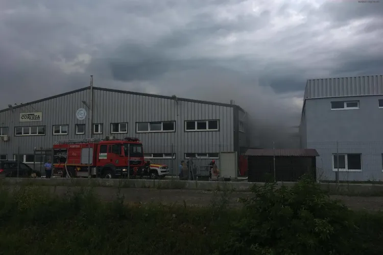 Incendiu violent la o fabrică din Dej! Muncitorii au fost evacuați de urgență VIDEO