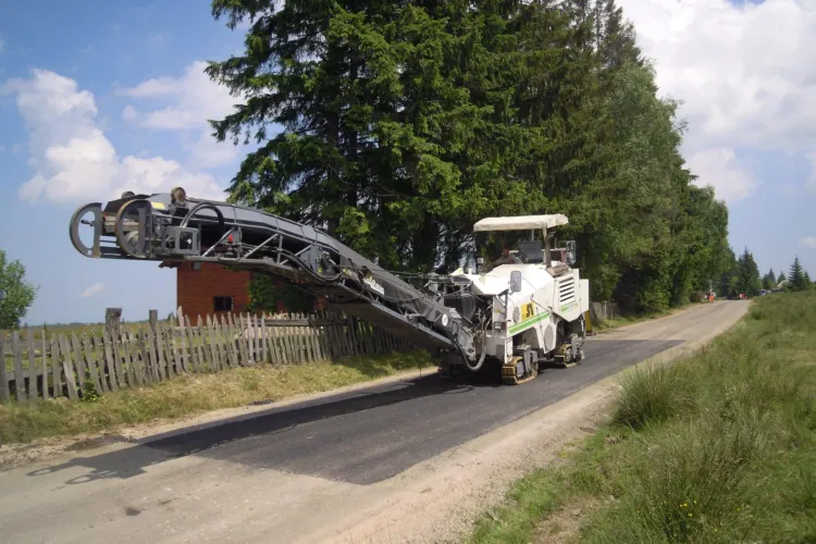 Ample lucrări de întreţinere pe drumul județean Căpușu Mare – Dângău - Râşca - Beliş