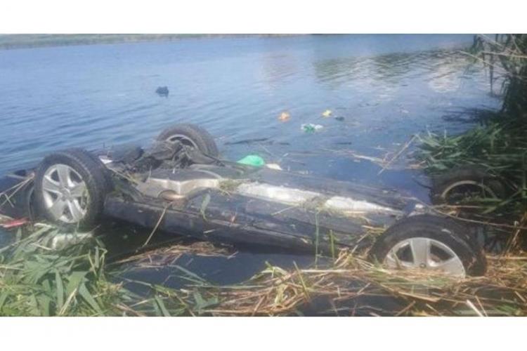 Un polițist erou, din Transilvania, a salvat o familie de la moarte sigură, în urma unui accident! A sărit într-un lac după ei FOTO
