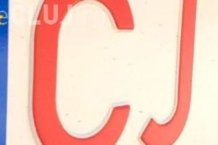 Șoferii clujeni își mai pot scoate numere roșii la mașini DOAR cu programare online. Vezi aici ce trebuie să faci