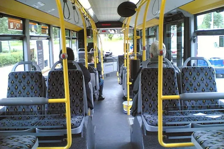 RATB va verifica biletele călătorilor la urcarea în mijloacele de transport. Ar trebui implementată această schimbare și la Cluj?