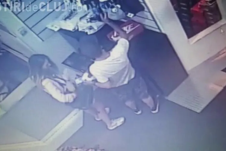 Tineri surprinși de camerele de supraveghere în timp ce fură dintr-un mall din Cluj. Îi recunoașteți? VIDEO