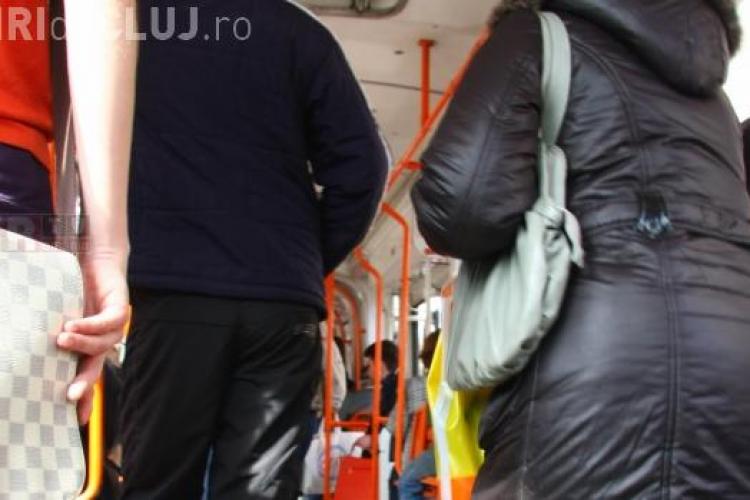 Cluj: Pensionar prădat de hoți în troilebuzul 25, pus pe drumuri și amendat de controlori