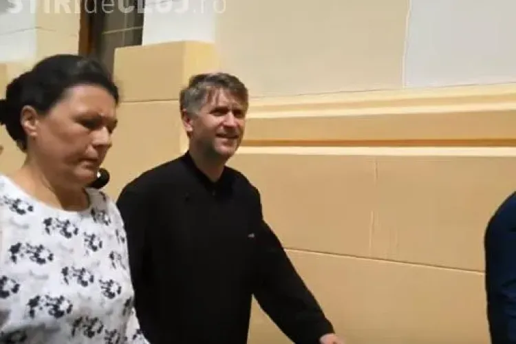 Preotul Pomohaci, primit cu aplauze de către susţinători - VIDEO