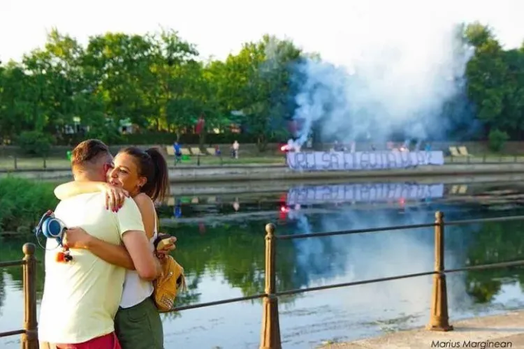 Cum și-a cerut un suporter de la U Cluj iubita de soție - FOTO