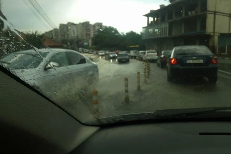 Varianta Zorilor - Mănăștur, inundată de apa venită de pe dealuri - VIDEO