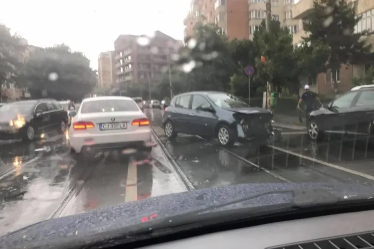 Accident pe strada Plopilor, la trecerea de pietoni! Trei mașini avariate - FOTO