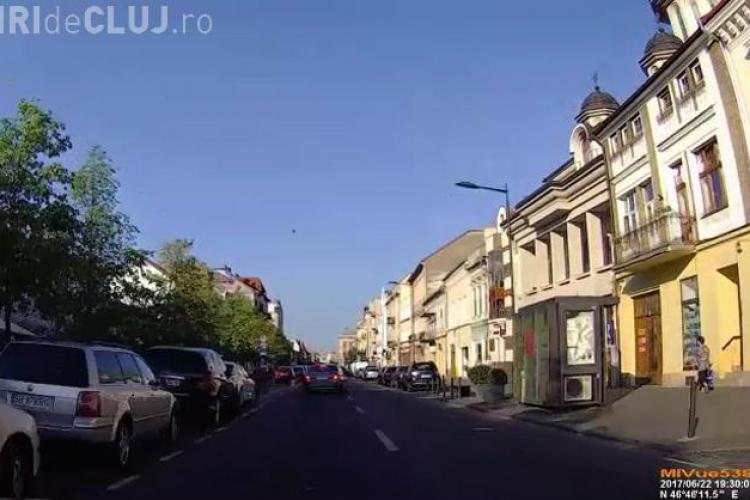 VIDEO - Și-a scăpat copilul în stradă, pe Bulevardul Eroilor! Noroc cu reflexul acestui șofer 
