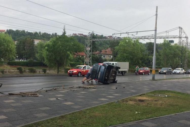 Cluj: S-a răsturnat pe liniile de tramvai de lângă Cluj Arena