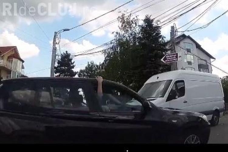 CLUJ: Șofer aproape făcut praf de două mașini! A trecut cu BMW-ul prin intersecție ”ca prin brânză” VIDEO