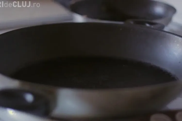 Ce se întâmplă dacă pui cafea în tigaie, peste uleiul încins   