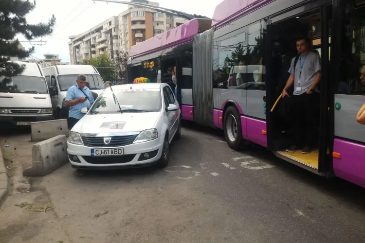 Un taxi parcat în Piața Mărăști blochează 10 mijloace de transport - FOTO