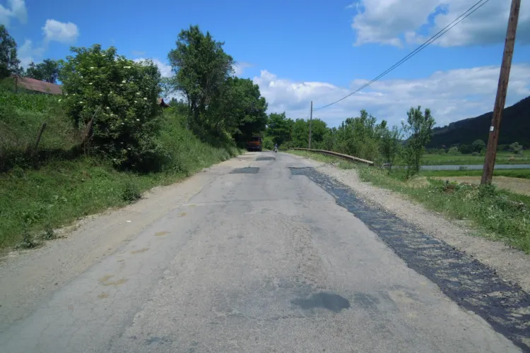 Se lucrează la drumul care tranzitează complexul de lacuri Țaga - Geaca