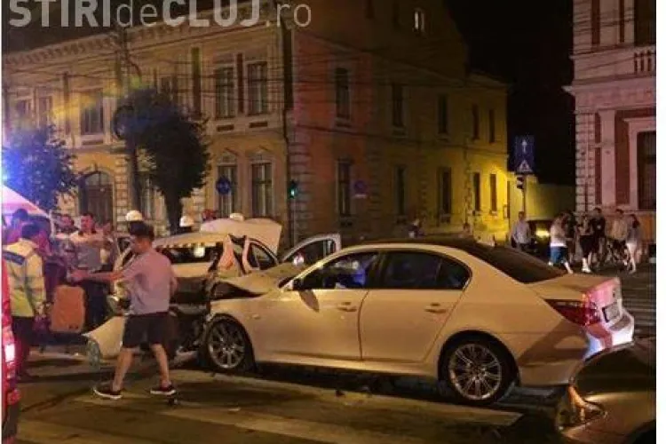 Accident cu patru victime în centrul Clujului! Un șofer RUPT de beat a intrat cu BMW-ul în plin într-un taximetru FOTO