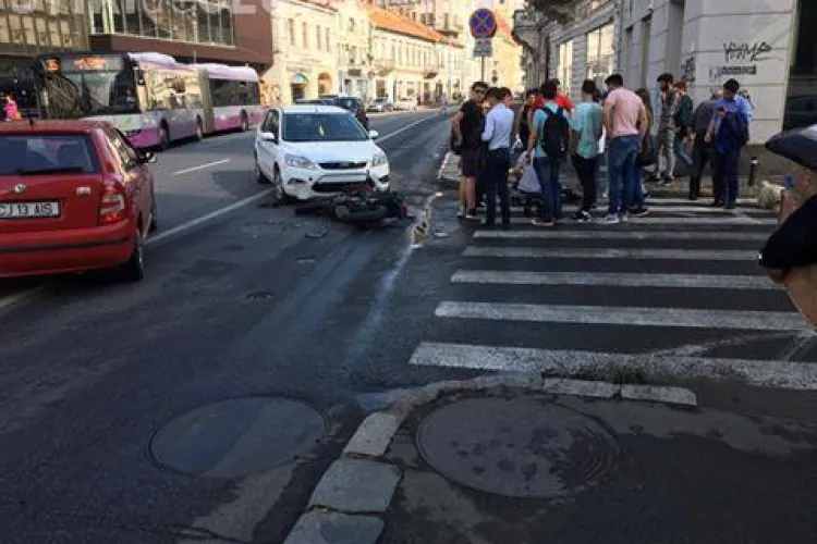 Motociclist rănit grav în centrul Clujului! O șoferiță l-a lovit în plin, în timpul unei manevre neregulamentare FOTO