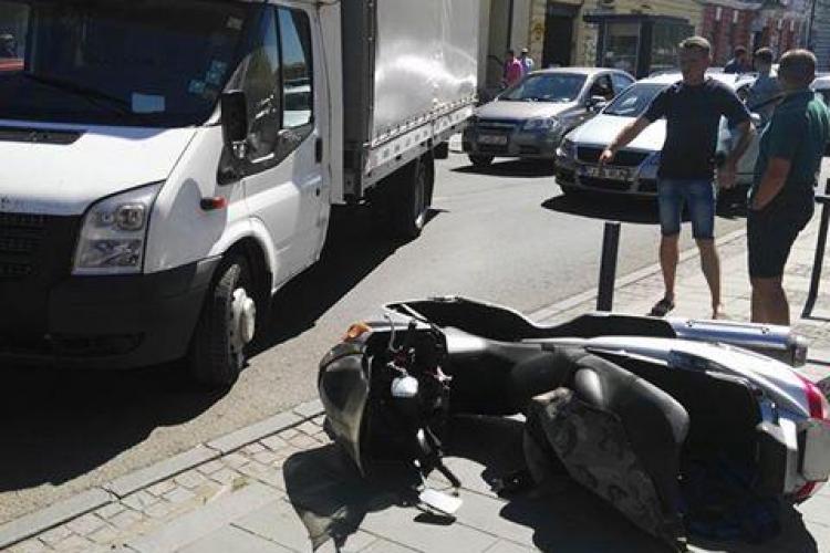 Accident în centrul Clujului, între un scuterist și o dubă FOTO