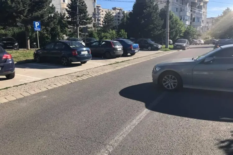 CLUJ: Ce se întâmplă când uiți să îți tragi frâna de mână la BMW! Situația a fost salvată de un grup de trecători FOTO