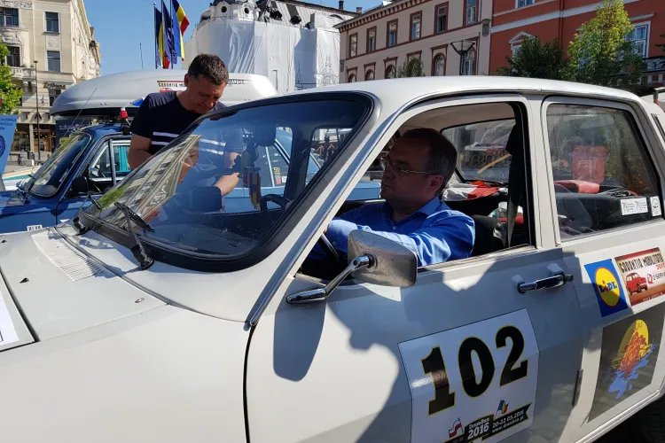 Emil Boc, la volanul unei Dacii 1300, care refuza să pornească - VIDEO