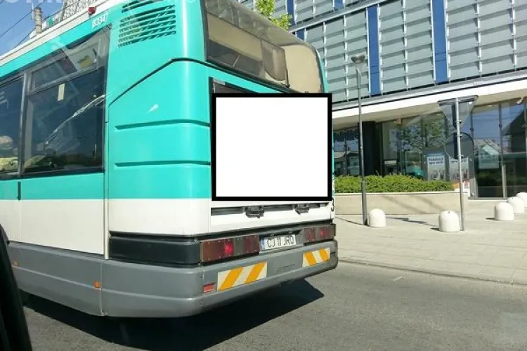 Reclamă controversată pe mijloacele de transport în comun din Cluj. Ar trebui puse asemenea afișe pe autobuze? FOTO
