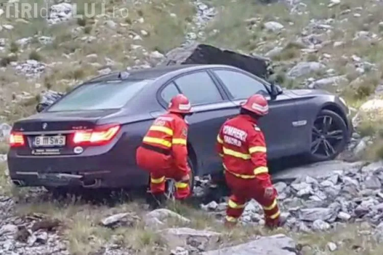 Un BMW a căzut într-o râpă pe Transfăgărăşan. Șoferul își făcea poze și nu a tras frâna de mână